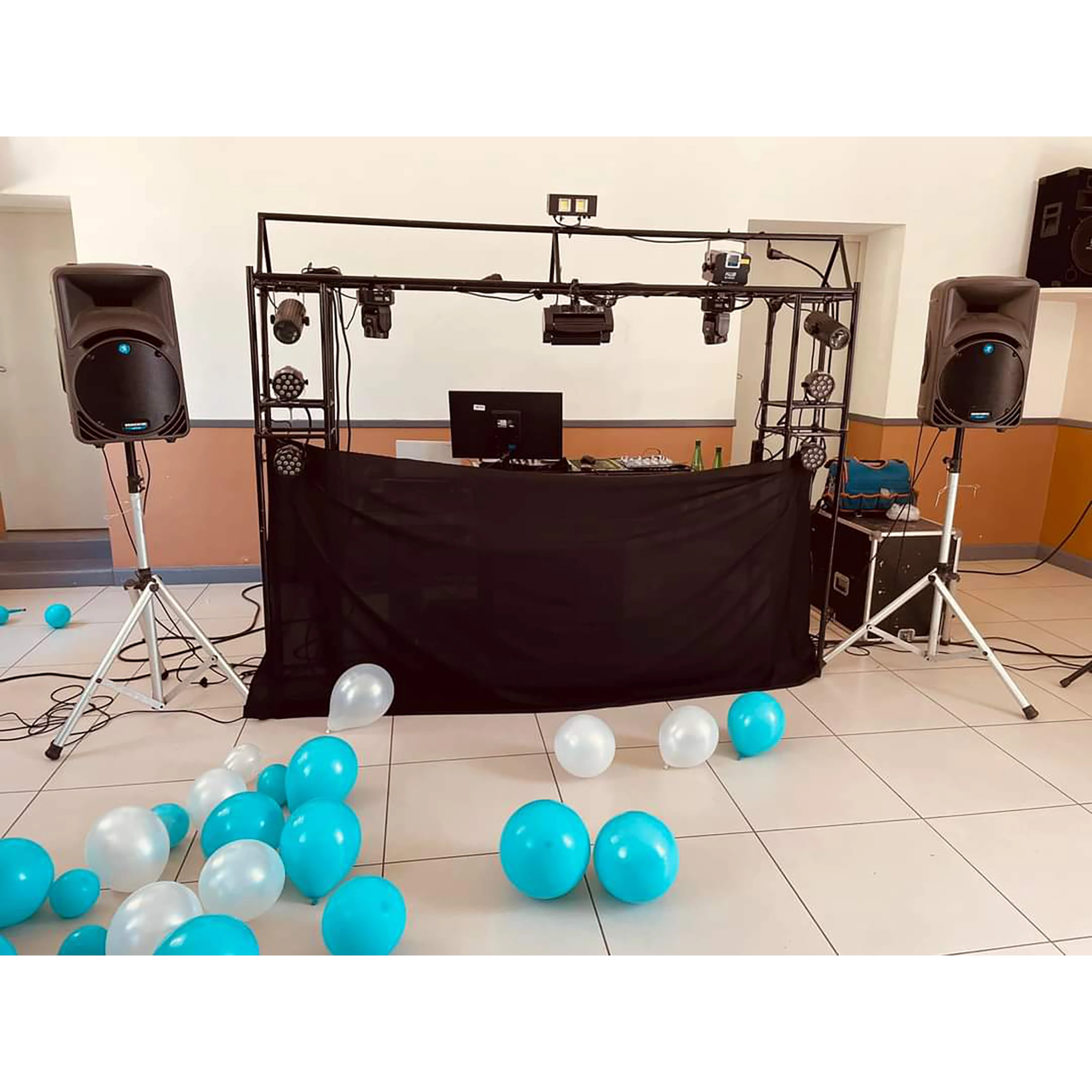 Photo de la scène d'un anniversaire avec podium embuscador