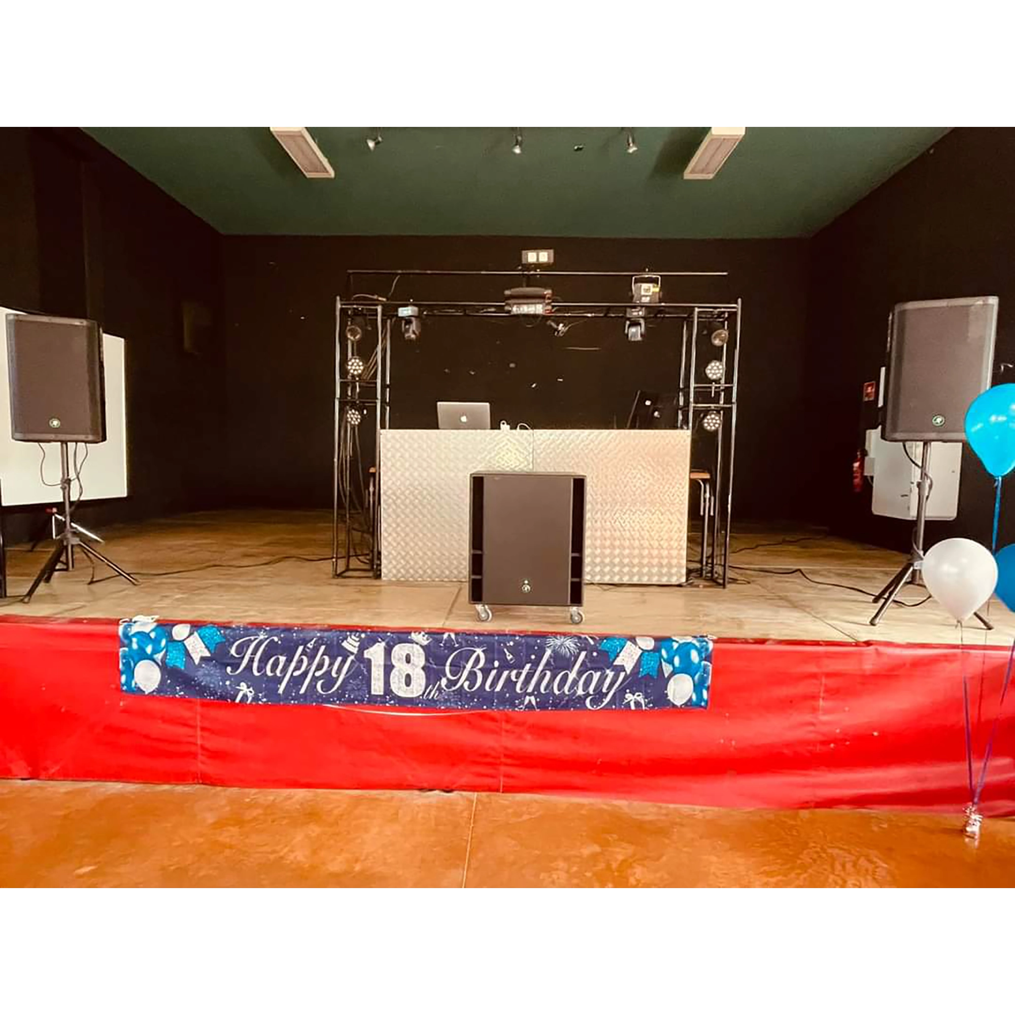 Photo de la scène d'un anniversaire avec podium embuscador