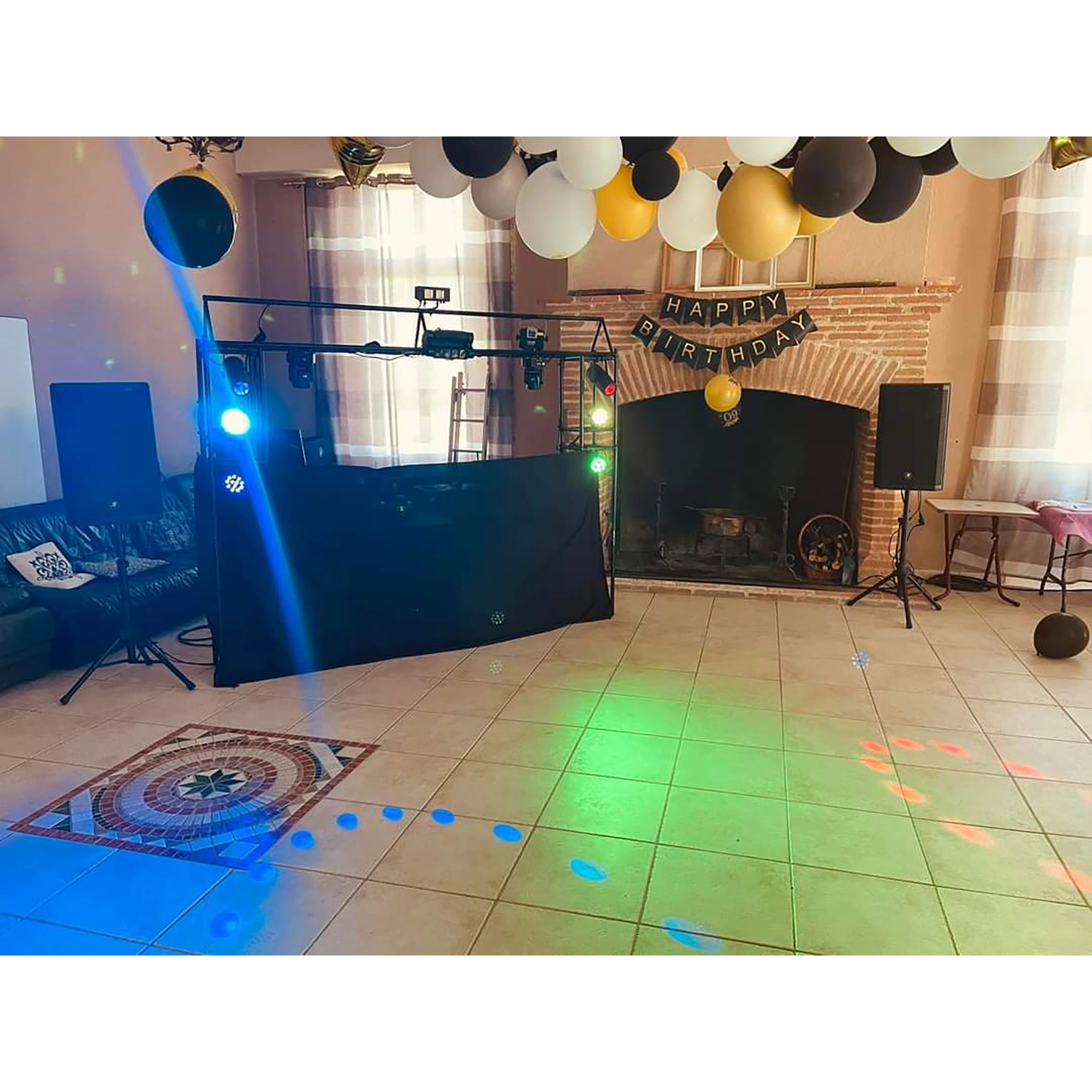 Photo de la scène d'un anniversaire avec podium embuscador